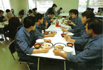 イメージ（昼休みの社員食堂）