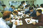 イメージ（寮での夕食）