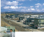 イメージ（（上）着々と復興が進む奥尻町青苗地区　（下）島の街づくりプランを語る織戸課長）