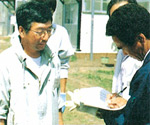 イメージ（役場職員に住民の立場を説明する制野さん）