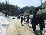 イメージ（歩道が除雪の山に埋もれた冬の道）