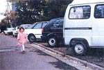 イメージ（歩道を自動車に占有されてやむなく子どもは車道へ）