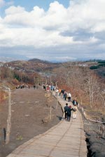 イメージ（噴火によって隆起、陥没した有珠山麓は散策道がつくられ新たな観光名所になっています。（冬季間は閉鎖））