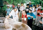イメージ（「カムイコタン嵐山・先住民族エコツアー」で、参加者たちはアイヌ民族の文化について熱心に聞き入っていました。）