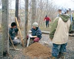 イメージ（冬に備えて雪囲いの作業。生きるためのさまざまな技術が身に付きます。）