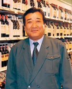 イメージ（ビールの輸入を手がけるショッピングセンター経営の今村さん。貿易はまだまだ勉強期間だといいます。）