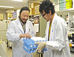 イメージ（研究室の高田さん(左)とスタッフ）