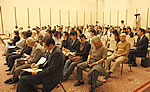 イメージ（当日は約150人の人びとが講演を聞きました。なかには懸命にメモをとる姿も多く見られました）